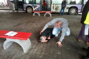 Bărbat căzut în zona Autogării Bartolomeu, salvat de jandamii braşoveni (Foto)