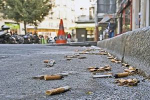 Acţiune de curăţenie în Timişoara. Sunteţi chemaţi să adunaţi mucurile de ţigări de pe jos – Chiştocless