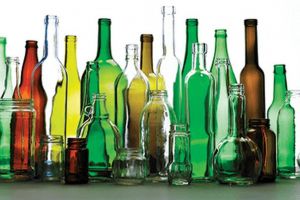 Taxa pe sticle se aplică din aprilie. Ce înseamnă asta