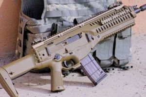 România se asociază cu Beretta şi va produce, la Plopeni, două tipuri de arme de asalt