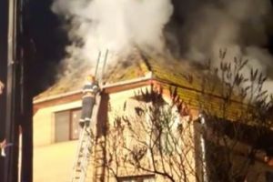 FOTO: Acoperiş distrus de un incendiu în Cristeşti