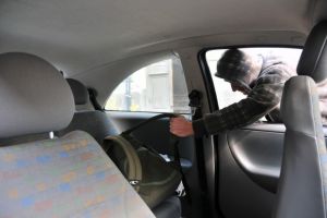 Furt. Și-a uitat maşina descuiată şi s-a ales cu pagubă de 2.000 lei