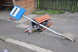 O nouă „distracţie” printre tineri: distrugerea indicatoarelor rutiere