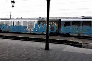 Teribiliştii care au mâzgălit trenul Suceava – Putna au fost identificaţi, dar poliţia ...