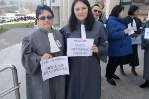 Protest al grefierilor la Palatul de Justiţie. Care sunt nemulţumirile lor (FOTO)