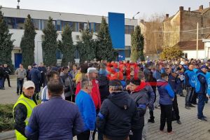 FOTO. Sindicaliştii de la Electrolux bombardează Ambasada Suediei cu scrisori