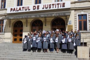 Aproape o sută de grefieri de la instanţele şi parchetele din Suceava au întrerupt activitatea