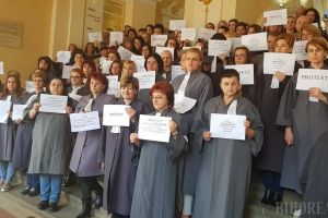 Dezbaterile în instanţele din Oradea sunt suspendate: Toţi grefierii protestează!