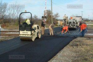 Asfalt pe un drum judeţean de piatră din Timiş, care face legătura cu graniţa cu Serbia