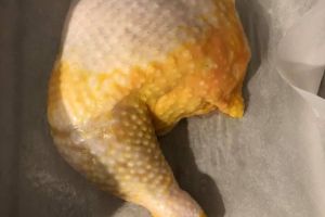 Ce mancam?! „Puiul Fericit” de la Agricola Bacău s-a decolorat în apă cu sare! Ce explicaţii dau reprezentanţii companiei