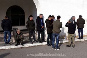Trădaţi de bagaje: Zece migranţi din Vietnam şi patru călăuze slovace, reţinuţi în Bihor, la graniţa cu Ungaria (VIDEO)