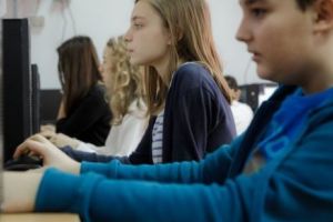 Veşti bune! Termenul-limită pentru elevii şi studenţii care vor să obţină un ajutor de 200 de euro