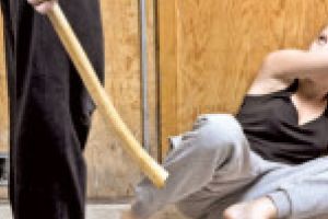 Braileanca terorizata de propriul fiu, aflat sub influenta alcoolului. Nici macar ordinul de protectie nu i-a stat in cale barbatului