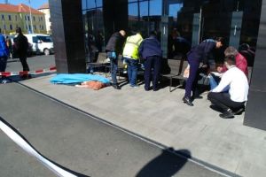 Update FOTO Bărbatul a murit. Panică în faţă la Starbucks pe Mihai Viteazu – Un bărbat a căzut inconştient şi este resuscitat