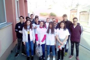 Elevi de clasa a opta au adunat un sac de mucuri de ţigări de pe străzile din zona şcolii lor, la Timişoara