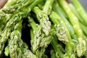 Britanicii rămân fără sparanghel. Plecarea bulgarilor şi românilor anunţă o criză pentru fermieri