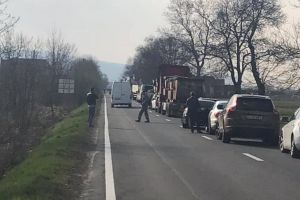 Trafic blocat pe DN 1, în Topa de Criş: Trei răniţi, după ce un autoturism s-a izbit de un TIR care tracta un alt camion