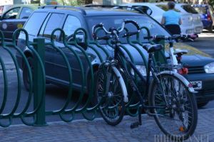 Judecat pentru furturi, dar lăsat în libertate, un hoţ din Ciocaia a furat trei biciclete într-o singură zi