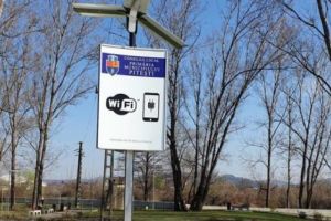 Internet gratis şi prize pentru încărcarea bateriei în Parcul Lunca Argeşului!