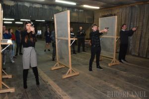 Jurnalişti cu pistol: Concurs între ziarişti, de Ziua Poliţiei (FOTO)