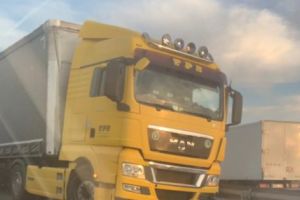 ACUM – Un mastodont s-a oprit într-un parapet la Km 100!