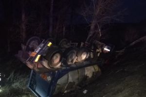 UPDATE. Autocisterna incarcata cu 20 de tone de soda caustica implicata intr-un accident rutier. Șoferul a ramas incarcerat. Pompierii, chemati in ajutor  (galerie foto) 