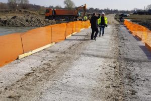 A fost reluată circulaţia rutieră între Udeşti şi Vereşti peste râul Suceava