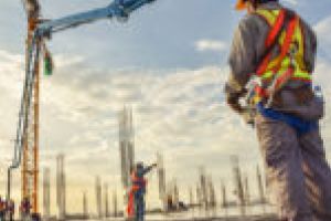 Firmele de construcţii, căutate la… rău de înălţime