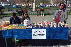 Copiii de la un centru de plasament din Alba vând produse apicole pentru a putea merge într-o excursie