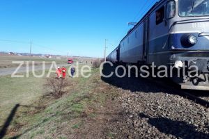 Accident pe calea ferata in judetul Suceava. Un camion incarcat cu materiale de constructii a fost lovit de tren (galerie foto)