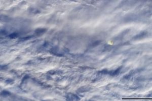 NASA a publicat aseară fotografii cu un meteorit uriaş sau un alt corp ceresc surprins de sateliţii săi