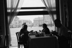 În lumea restaurantelor de altădată: „Trăiască Uniunea Sovietică / Care pe noi ne deretică!”