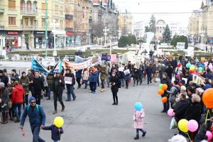 Marşul pentru Viaţă, şi la Catedrală. Arhiepiscopia Timişoarei: Multe femei refuză să mai fie mame