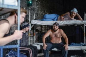 ”Butoiul cu pulbere” se joaca, maine, in cadrul Campaniei Nationale Artistii pentru Artisti