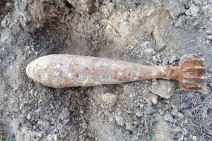 Bombă descoperită de un harghitean în urma unor lucrări agricole, în grădină