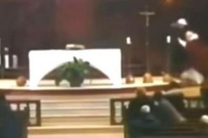 Revoltător. Un preot a fost înjunghiat în timpul slujbei. Martorii au fost îngroziţi