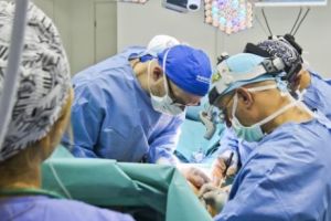 Caz deosebit de complicat în Bolivia. Un copil a venit pe lume cu inima în afara cutiei toracice. Acum medicii caută soluţii, printr-o amplă operaţie, încercând să-i salveze viaţa

