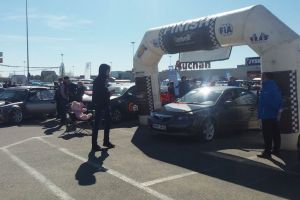 FOTO/VIDEO. Sătmărencele au făcut spectacol la ,,Raliul Doamnelor”. Adrenalină în parcarea Auchan