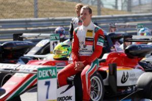 Auto-formula2: Mick Schumacher, “onorat” sa fie comparat cu tatal sau