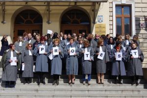 Grefieri de la instanţele şi parchetele din Suceava au protestat vineri în faţa Palatului ...