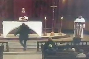 Preot înjunghiat în timpul unei slujbe, în cea mai mare biserică din Canada. Atacatorul este un român! (VIDEO)