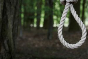 Tânăr găsit spânzurat în Sibiu – Lacrimi şi durere acasă la el