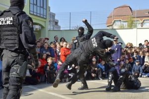 Luni e Ziua Poliţiei: La Cetatea Oradea vor fi concursuri pentru copii, trânte cu mascaţi şi demonstraţii ale câinilor poliţişti