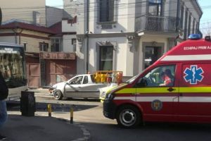 Accident in Constanta, la intersectia strazilor Mihai Viteazu si Cuza Voda, intre un taxi si o masina de butelii. O persoana a fost ranita