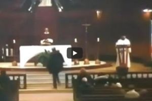 VIDEO ŞOCANT: Un preot a fost ÎNJUNGHIAT de un tânăr român, în timp ce predica la altar