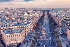 Panică în Disneyland Paris. Oamenii s-au călcat în picioare, de frica unor bombe. În realitate, zgomotele puternice au provenit de la cutotul altceva