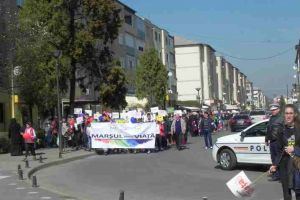 FOTO/ ,,Marşul pentru viaţă” – eveniment desfăşurat la Cugir, în prezenţa a peste 150 de participanţi de toate vârstele