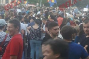INCIDENTE la protestul PSD Braşov. Bătaie între protestatarii anti şi pro Liviu Dragnea. Poliţia a intervenit în forţă