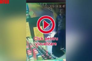 Hoţ filmat în timp ce fură haine, într-un magazin din Iulius Mall