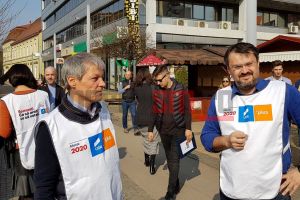 FOTO. Dacian Cioloş, în mijlocul sătmărenilor. Candidaţii Alianţei 2020 USR-PLUS, acţiune în centrul Sătmarului